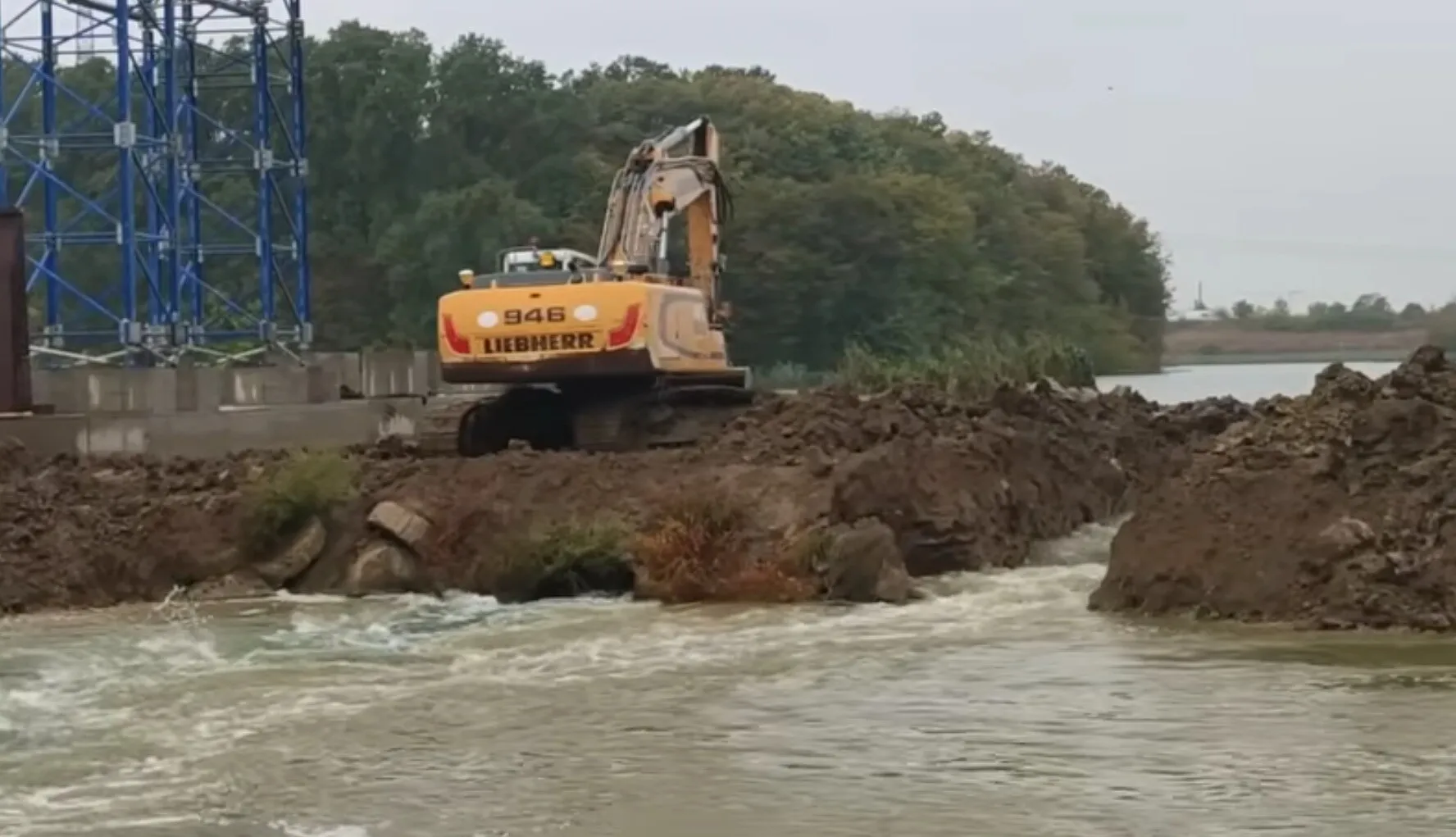 VIDEO Imagini dramatice pe A0: UMB, forțat să spargă digul de la Cernica pentru a salva șantierul