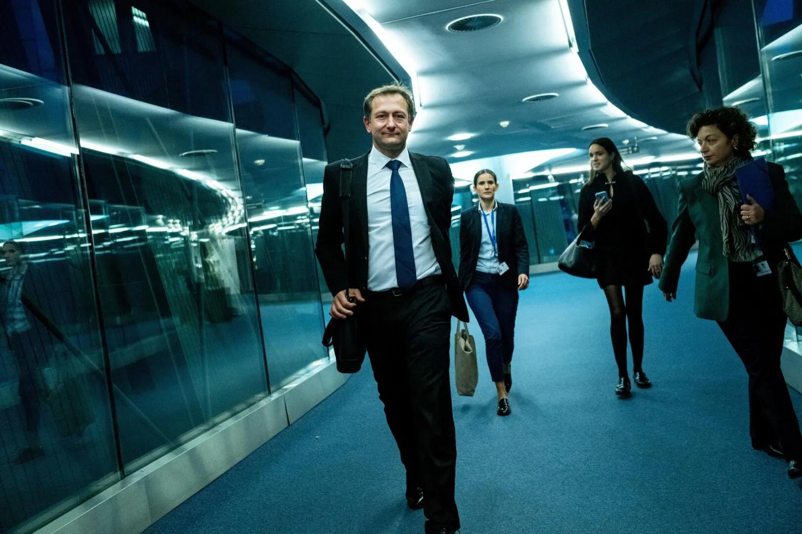 Comisarul european pe Agricultură descinde, în premieră, la Guvernul României, în plin cod roșu