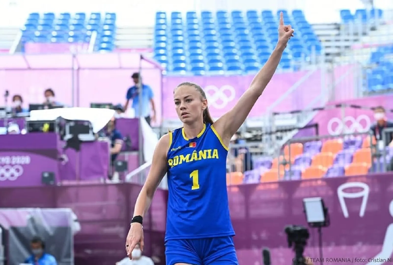 FOTO Miss Baschet prinde aripi când are fetița alături la meciuri