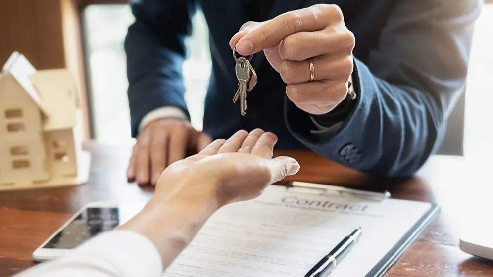 Apartamentul ce urmează să îl cumperi poate deveni 'țeapa vieții'. Documentele pe care trebuie să le ceri înainte de semnare