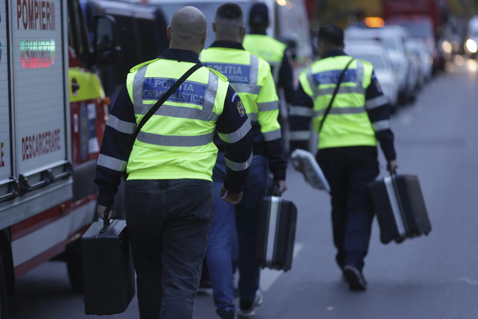 FOTO Moarte în condiții stranii într-o pădure din Harghita: Un băiat și o fată din Bacău, găsiți morți în mașină, lângă un pistol pentru animale