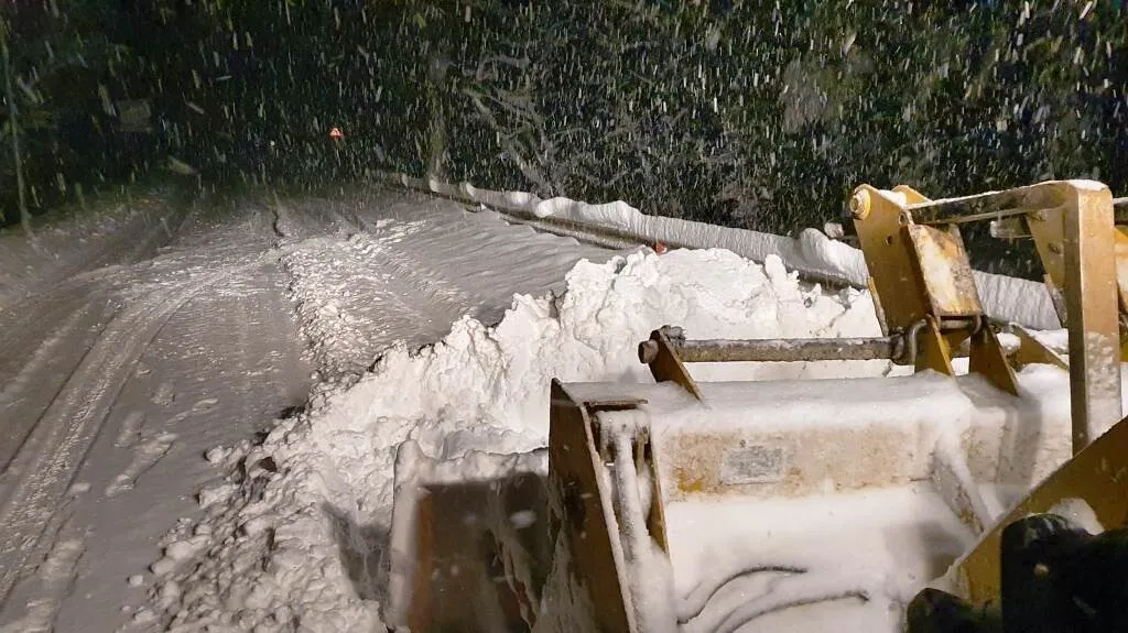 VIDEO Ninge puternic în România: Drumarii au ieșit cu utilajele de deszăpezire