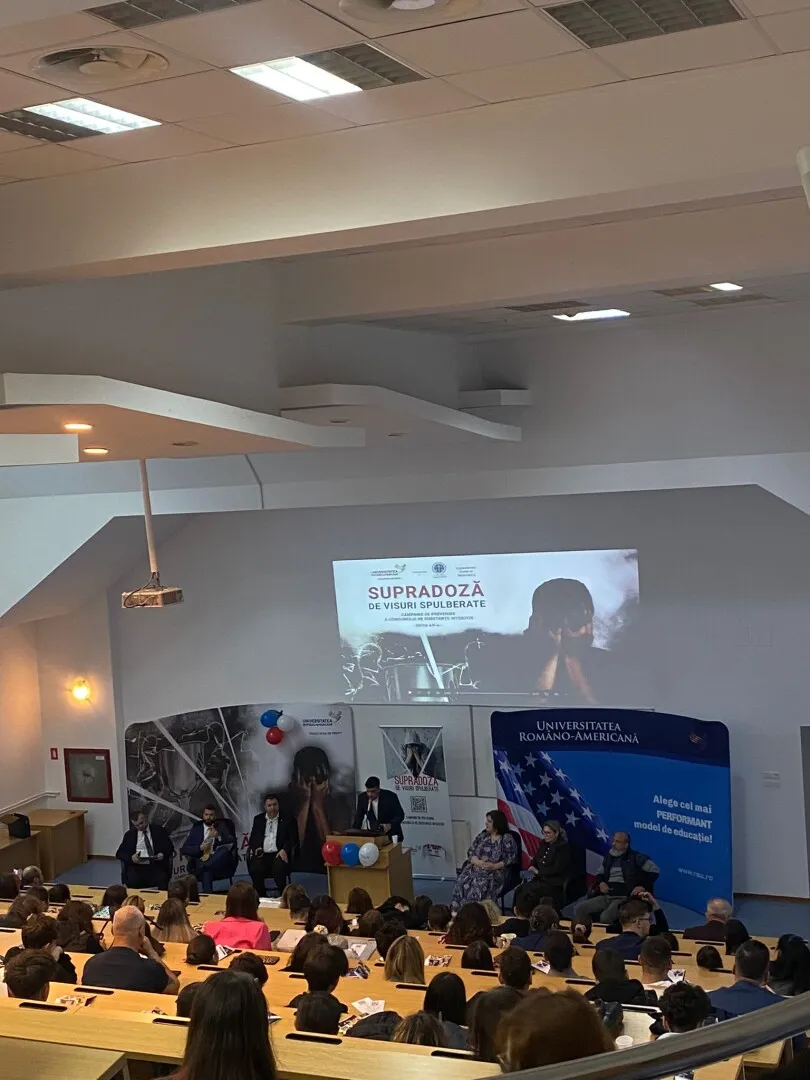 Sute de elevi și studenți au participat la dezbaterea 'Supradoză de vise spulberate', dedicată prevenirii consumului de droguri la Universitatea Româno-Americană