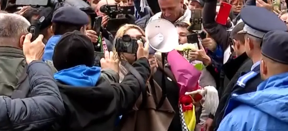 'Va veni momentul când voi conduce România!' - Show total la Parchetul General: Diana Șoșoacă, primită cu flori și ovații