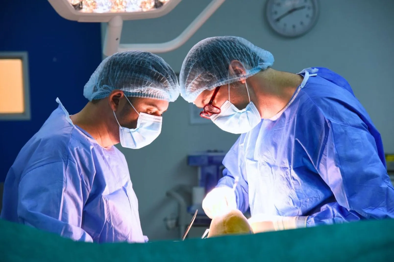 Abia mai putea merge, din cauza durerii. Cum a fost tratată o femeie