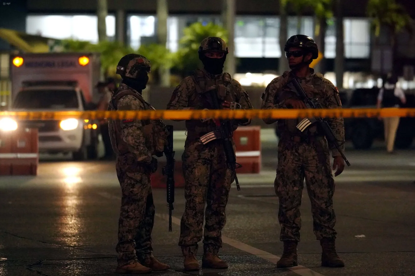 VIDEO Revoluție în desfășurare în Ecuador: explozii cu mașini capcană lângă afacerea familiei președintelui / Armata, scoasă pe străzi / SUA e în alertă