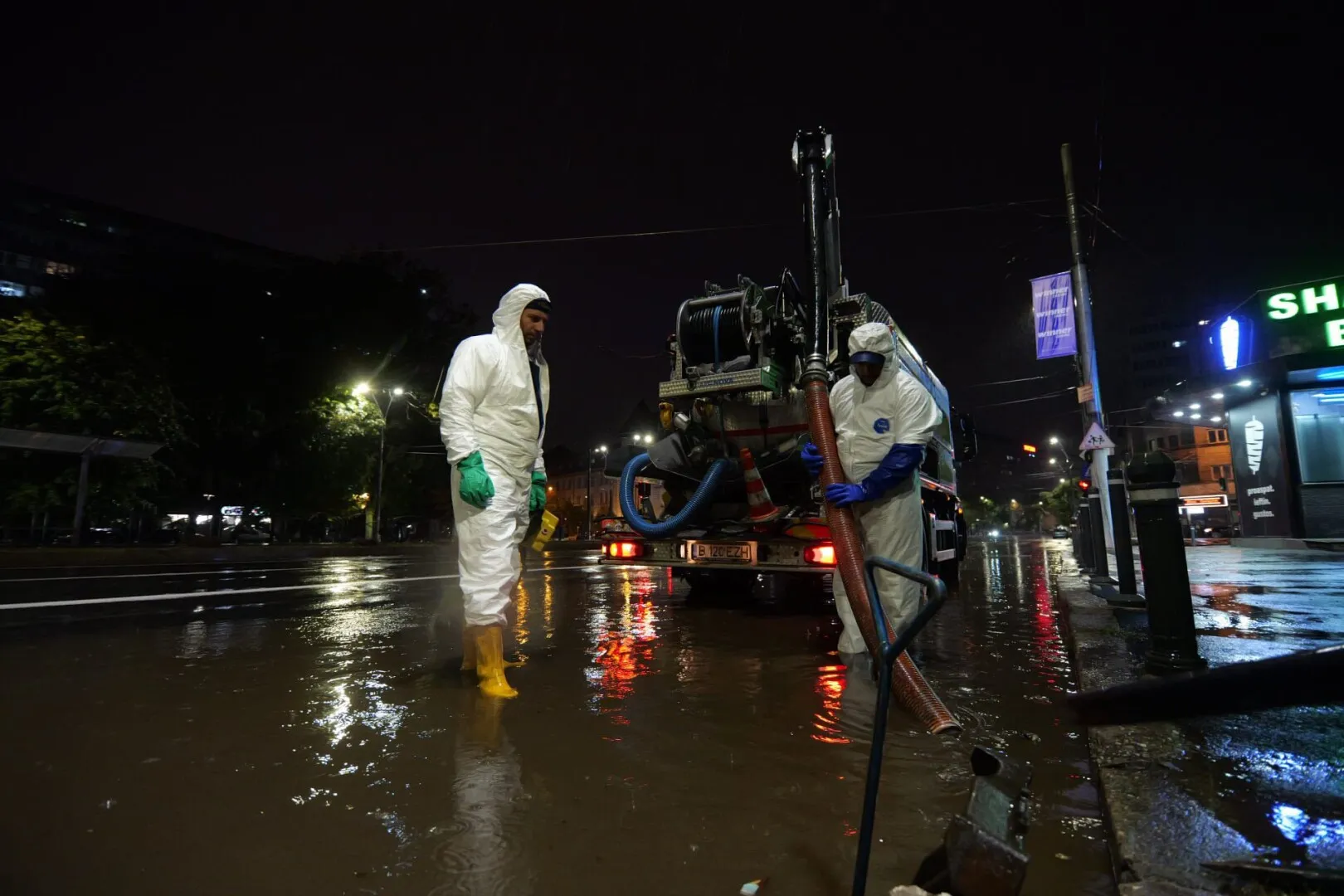 VIDEO Furtunile au făcut ravagii în București și în țară: Case inundate, copaci doborâți peste mașini. Porturile au fost închise