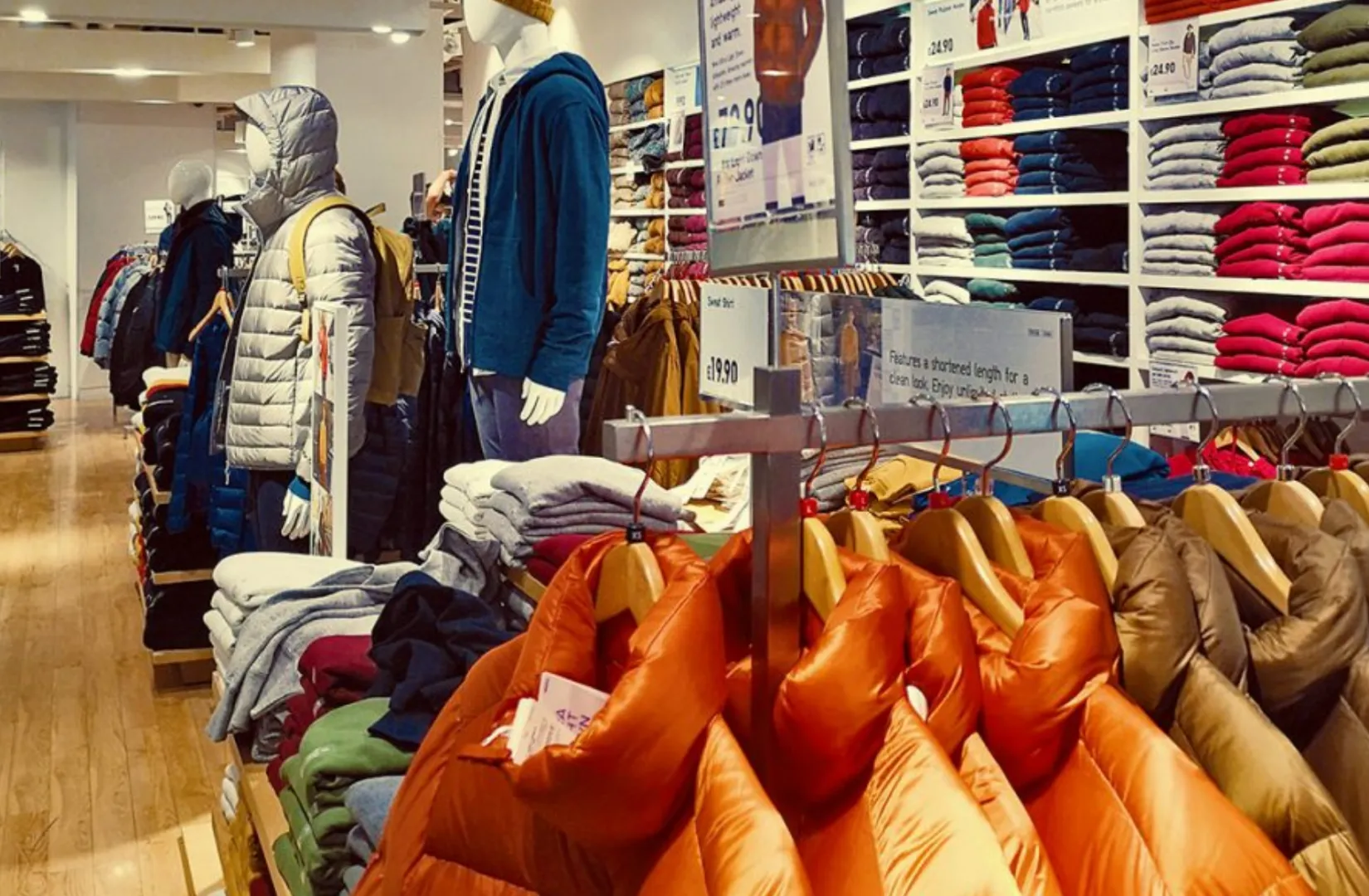 Un cuplu de cetățeni români și-au pus copiii să fure haine de firmă în Marea Britanie. Metoda prin care reușeau să facă această infracționalitate