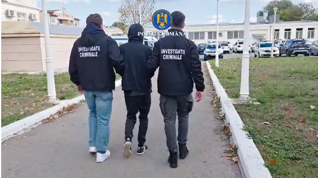 VIDEO A furat un bax de hârtie igienică, 2 sticle de 'tulburel' și pubela cu gunoi: Hoțul cu apucături de gospodină, 'vânat' de câțiva ani, prins la ultima lovitură