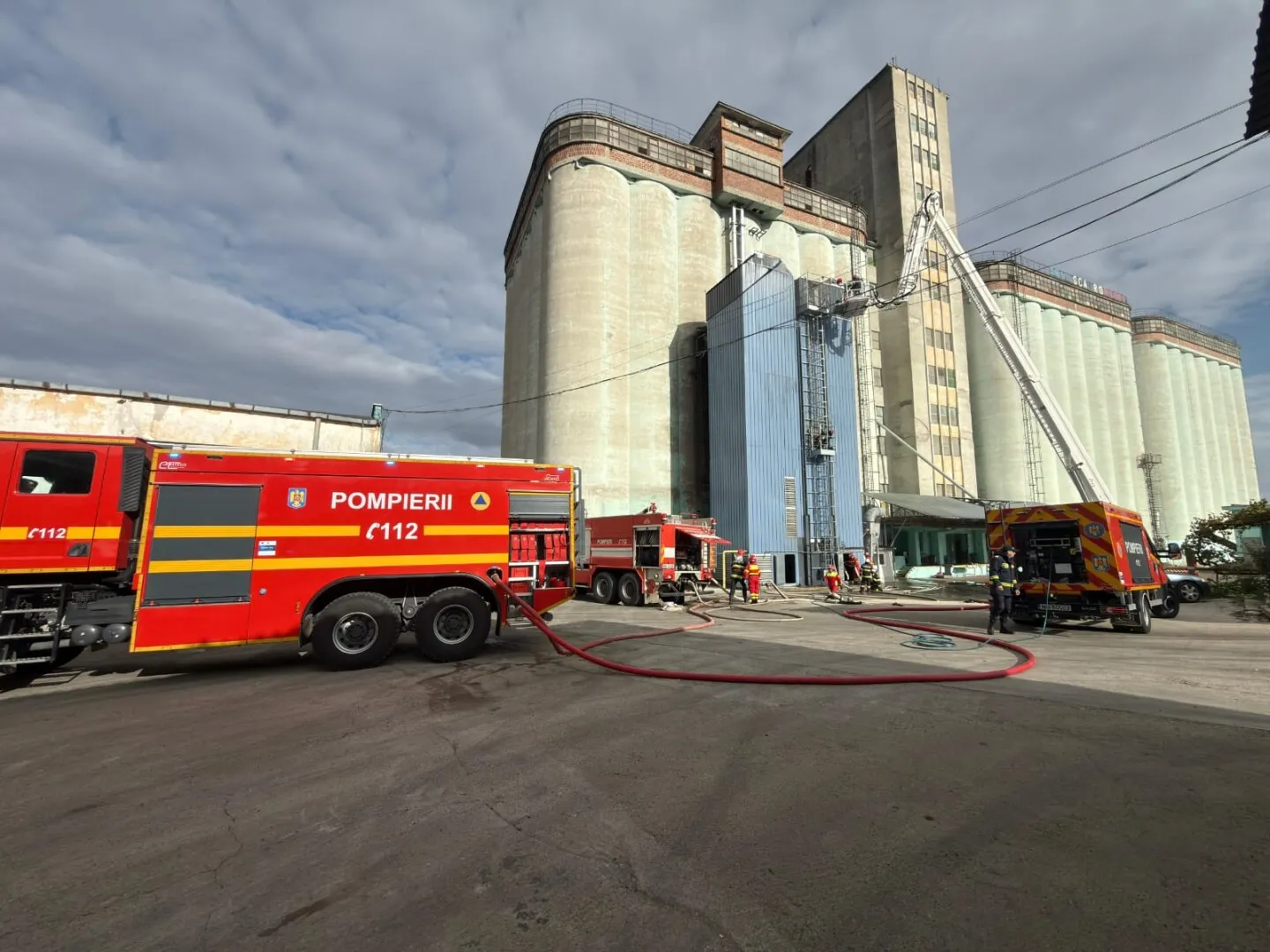 VIDEO Un nou incendiu devastator - Tone de cereale au ars în urma unui scurtcircuit la un depozit