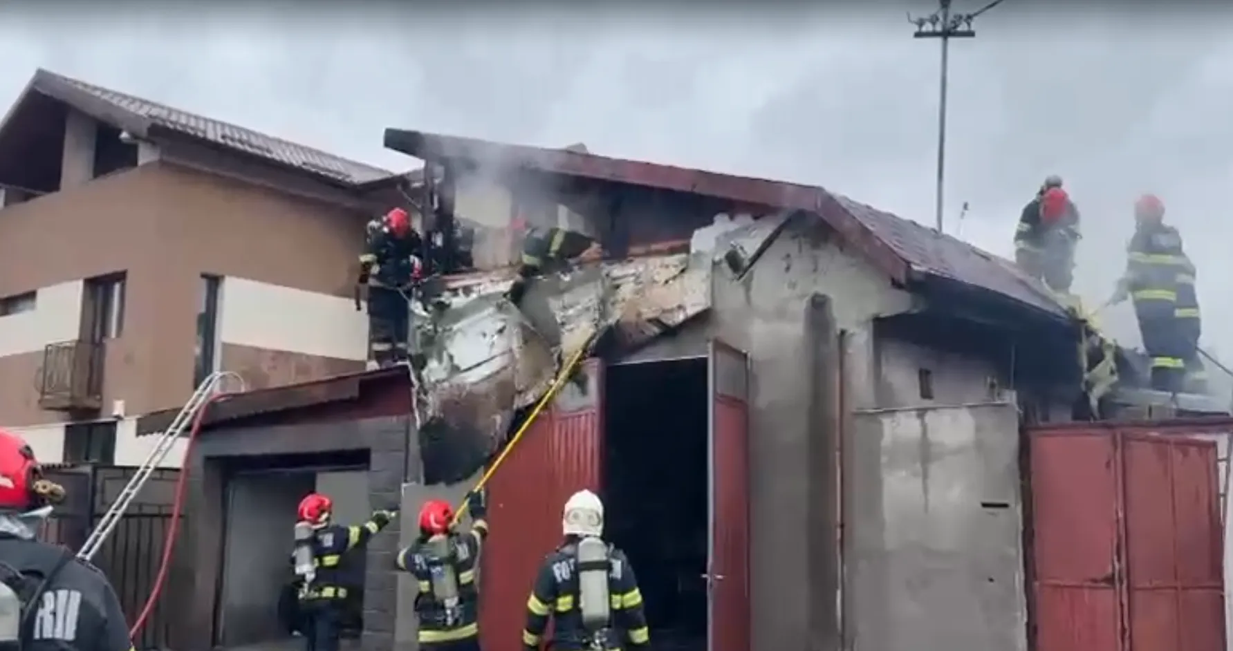 Un incendiu a avariat două locuinţe din municipiul Galaţi. Pompierii au stabilit că, cel mai probabil focul a pornit de un coş de fum neizolat corespunzător