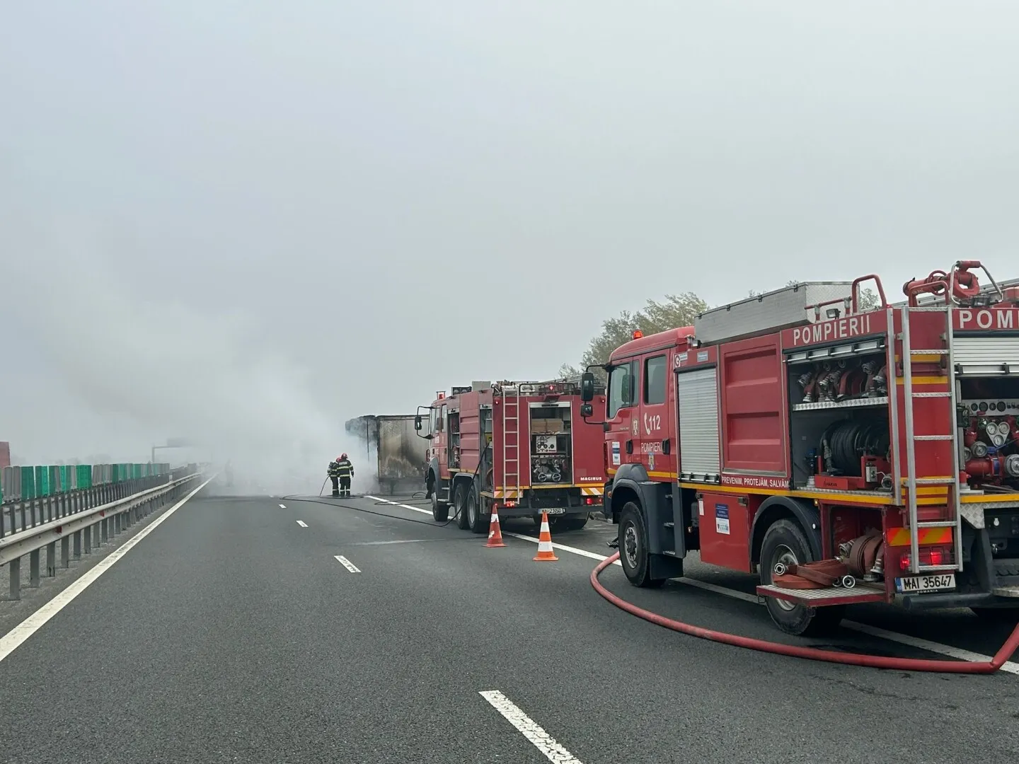 FOTO Incendiu la un camion pe A1, în zona aeroportului din Sibiu: traficul rutier, blocat