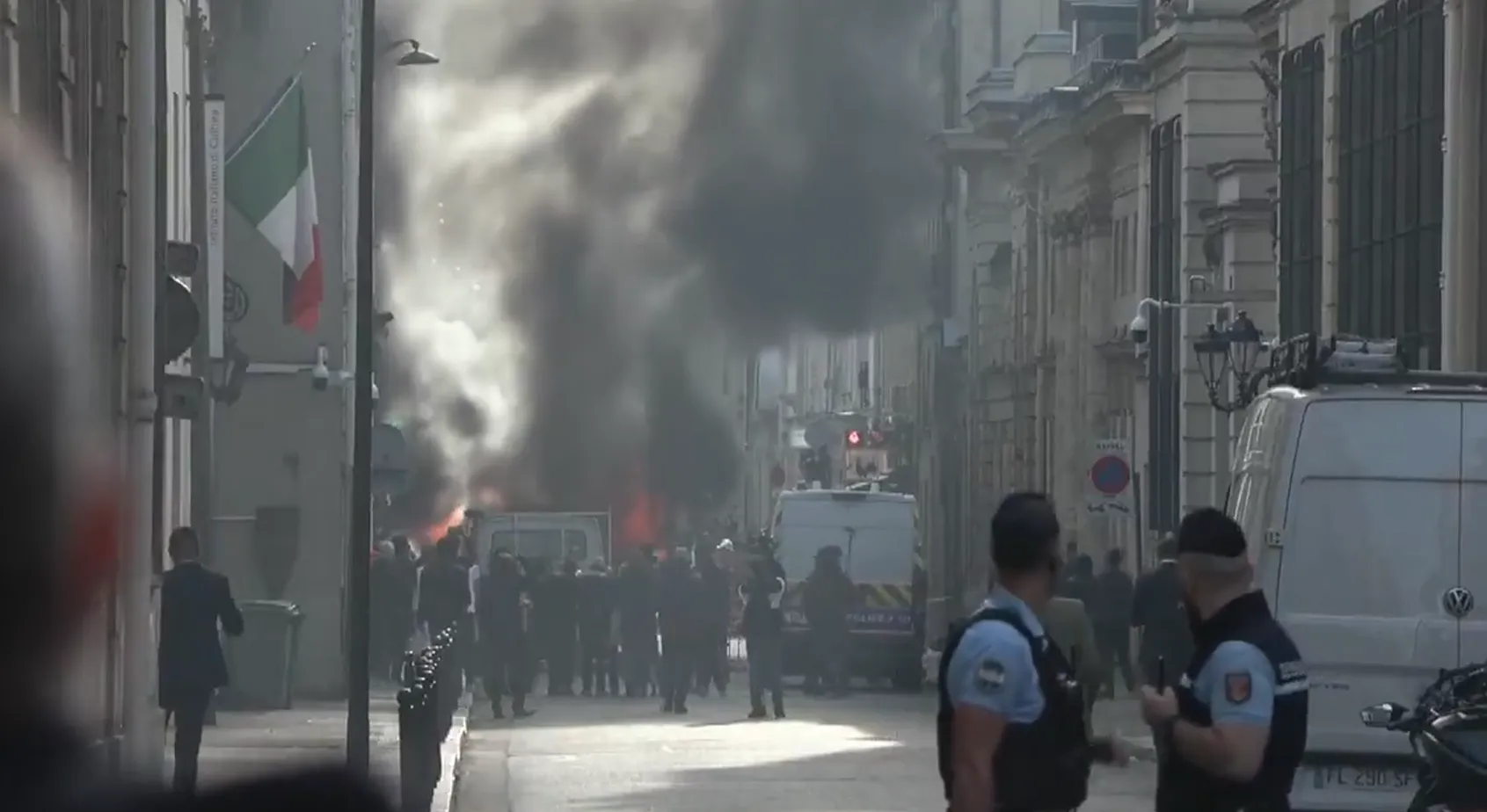 VIDEO Incendiu la câțiva metri de Guvernul Franței, chiar în ziua negocierilor decisive