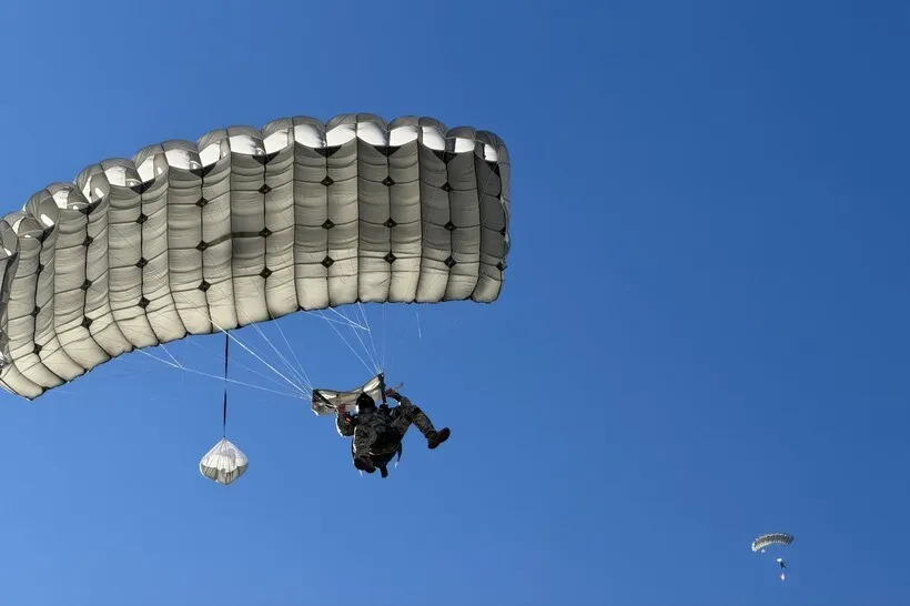 Incident de paraşutare în cadrul unui exerciţiu demonstrativ organizat cu ocazia împlinirii a 75 de ani de la înfiinţarea Batalionului 52 Operaţii Speciale 'Băneasa-Otopeni'