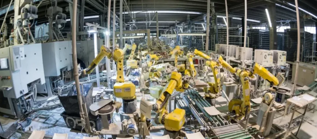 Un gigant din România ar vrea să meargă în deșert pentru că apa și curentul sunt mai ieftine