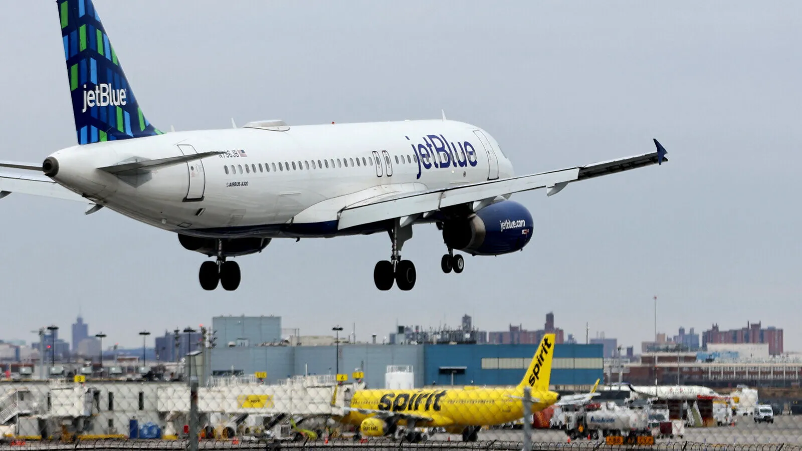 Un avion al companiei americane JetBlue a aterizat de urgență în Florida, după o pierdere bruscă de altitudine