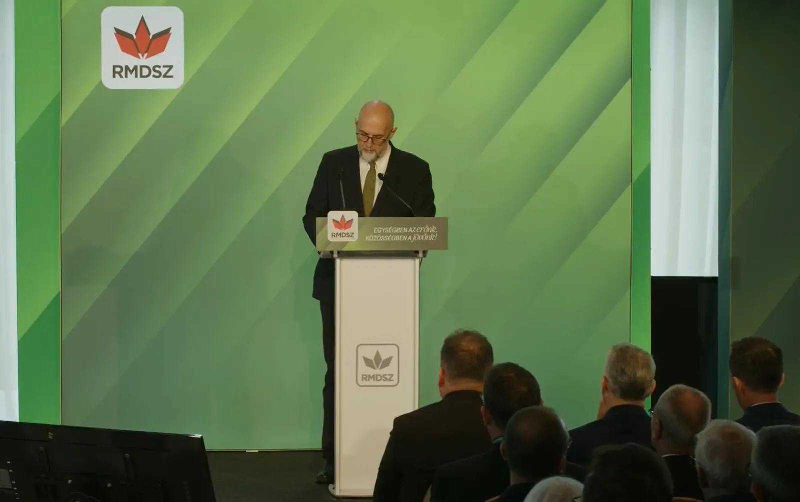 VIDEO Viktor Orban îl ridică de pe scaun pe Ilie Bolojan, la Congresul UDMR. Grideanu era să pice de pe scaun, la gluma lui Kelemen Hunor