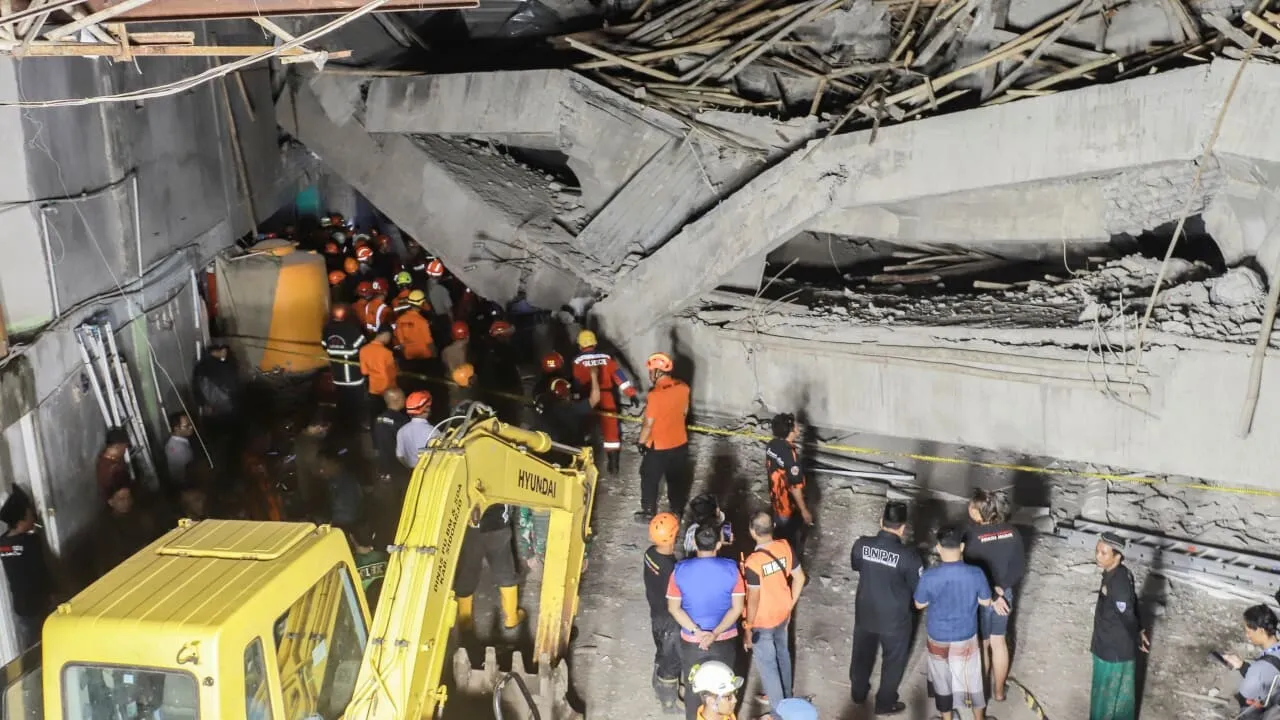 Aproape 100 de elevi încă prinşi sub dărâmături din beton, la două zile după ce o clădire a unei şcoli s-a prăbuşit, în Indonezia