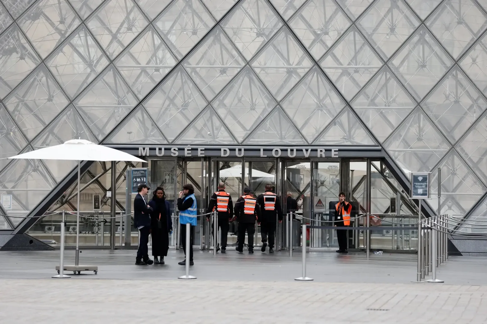Louvre Luvru ancheta Louvre Luvru ancheta
