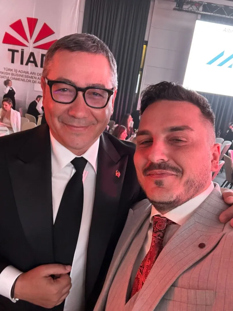 FOTO Makaveli a început campania pentru București? Influencerul, alături de Victor Ponta: 'Am mai strâns un vot'
