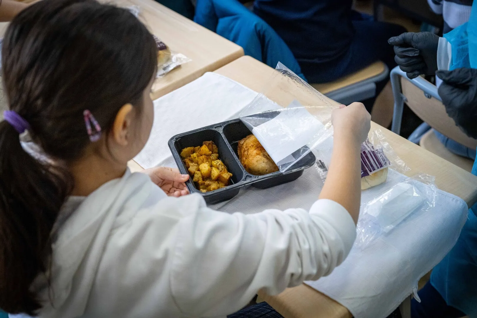 Caz revoltător: 700 de copii, intoxicați cu mâncarea furnizată prin programul gratuit al Guvernului