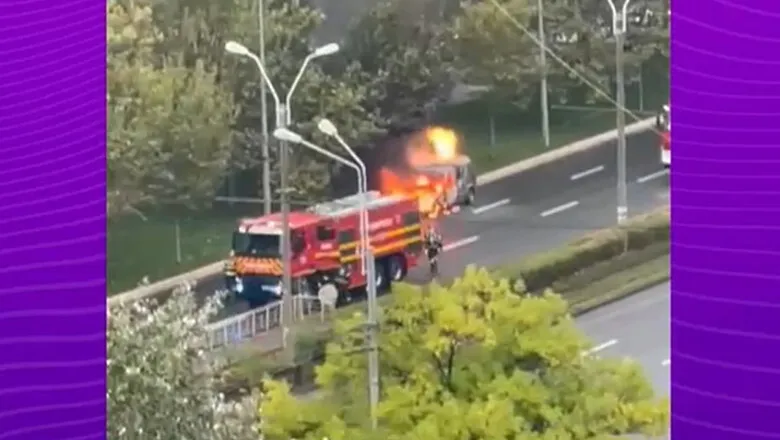 VIDEO Flăcări pe bulevardul Unirii: o mașină a ars ca o trorță și s-a făcut scrum