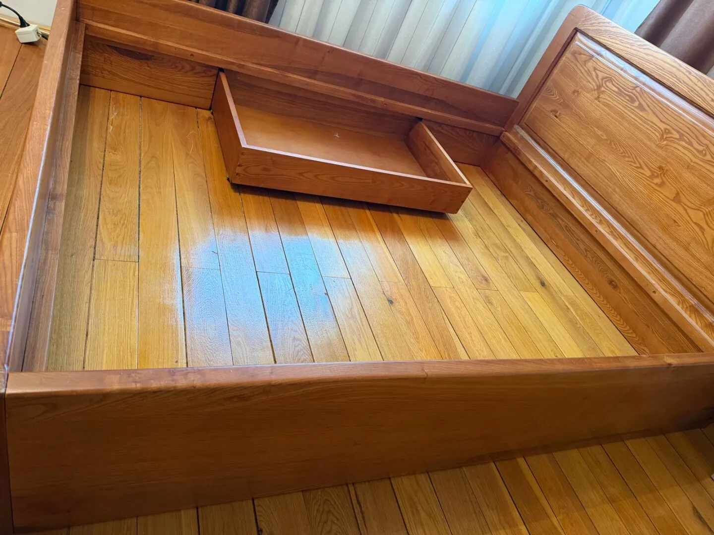 FOTO | Val de ironii după ce ANAF a scos la vânzare un pat de frasin: 'Aveți și pătrunjel confiscat? Urmează hârtia igienică și veioza de pe noptieră'