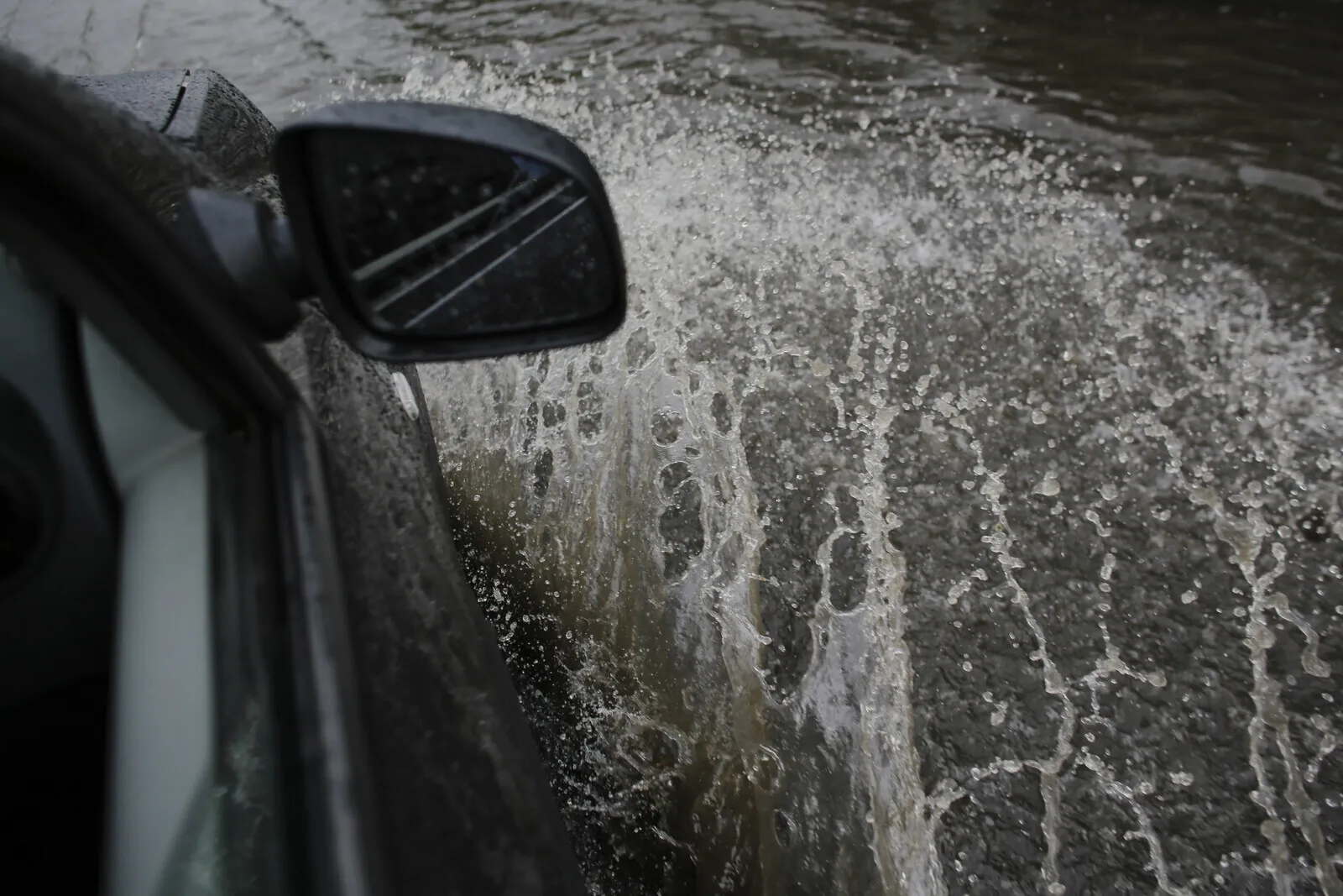 Vremea haotică din România generează mari probleme: Cod Portocaliu de inundații în șapte județe