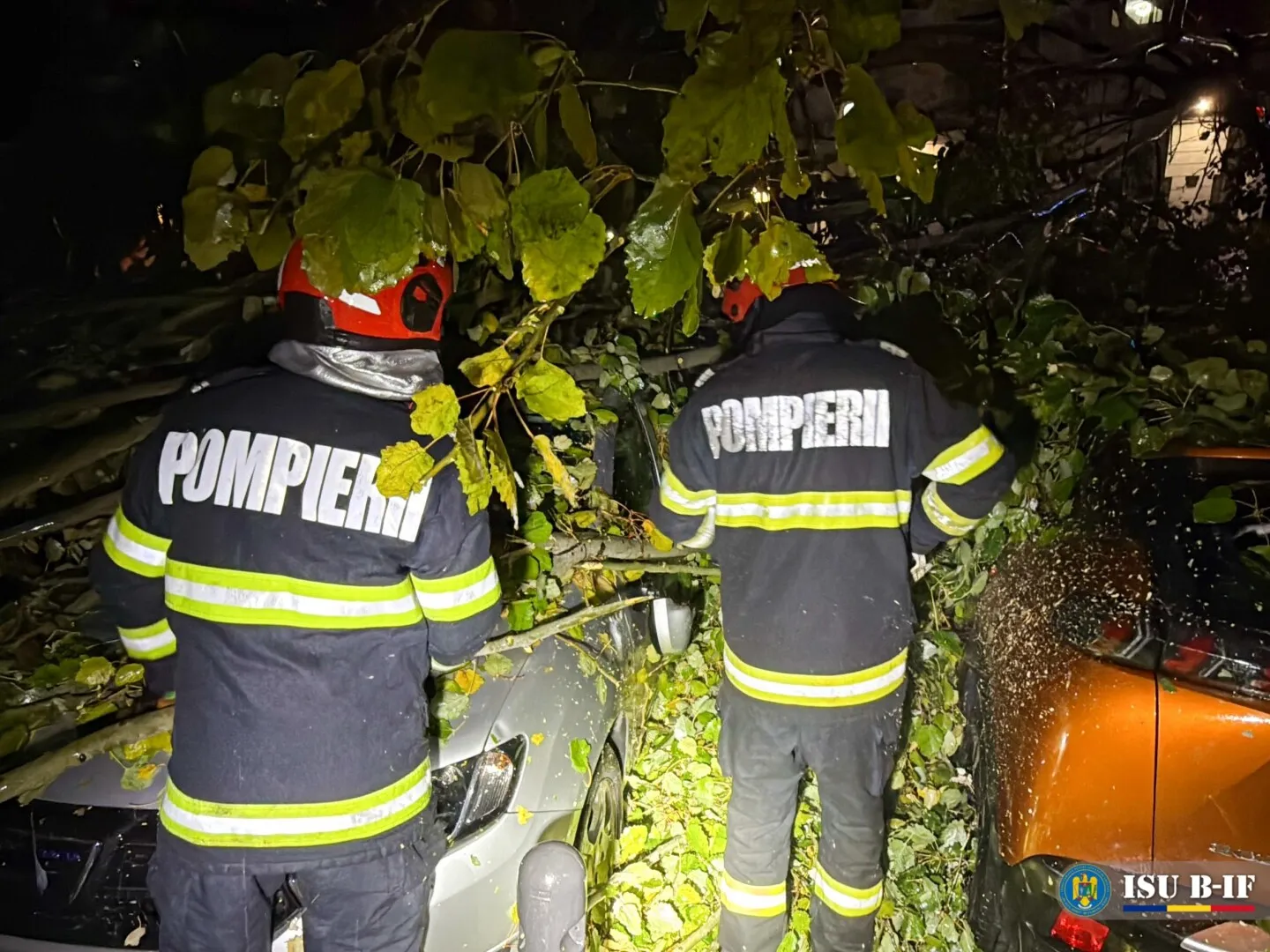 Mașină prăbușită într-un canal de 10 metri: Trei oameni, scoși la timp de pompieri