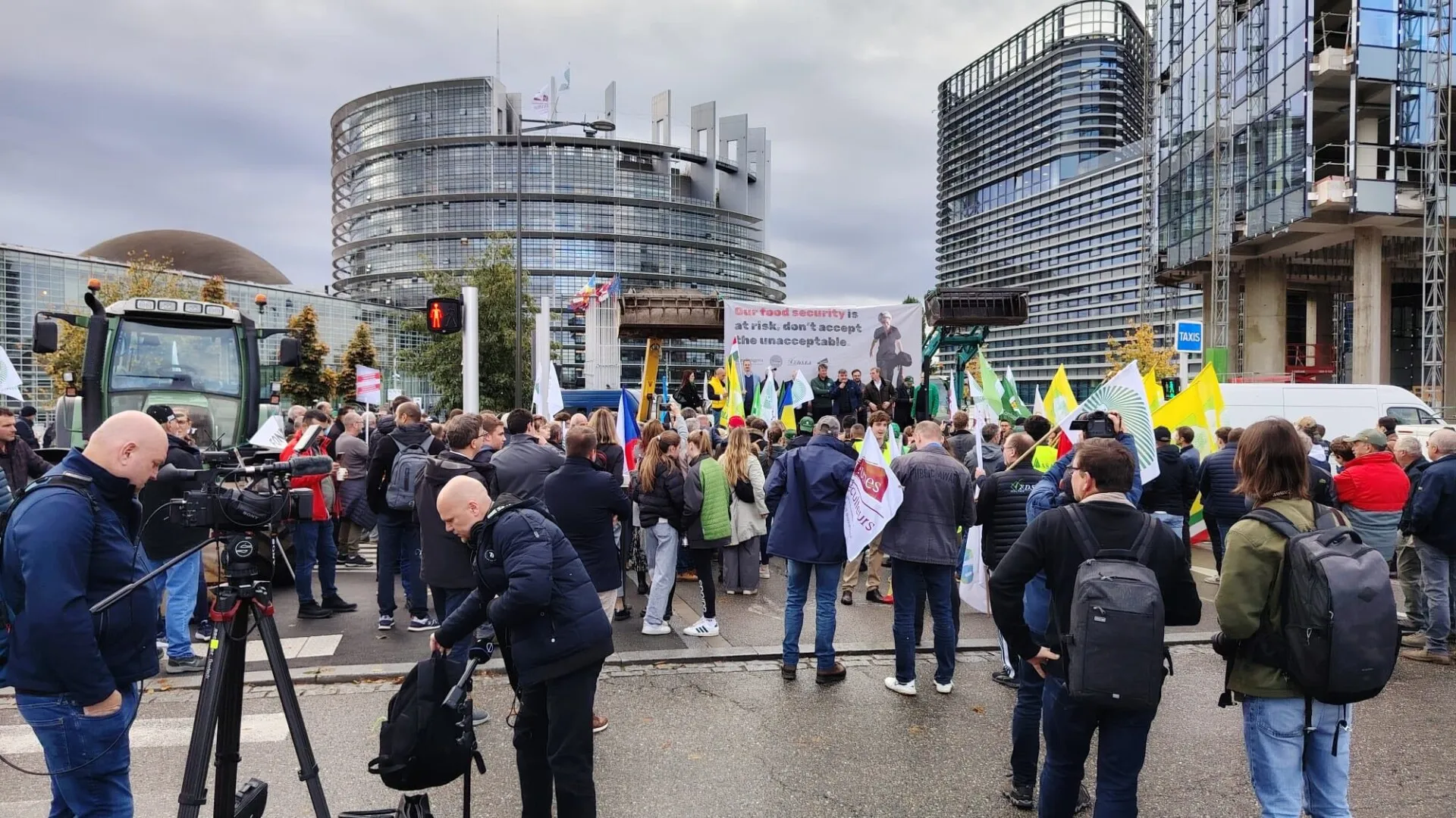 VIDEO-FOTO Sute de fermieri, între care şi câteva zeci de români, au protestat la Strasbourg împotriva propunerii CE de buget multianual al UE. Europarlamentar român: „Ne dă nouă puterea să ducem mai departe această dezbatere!”