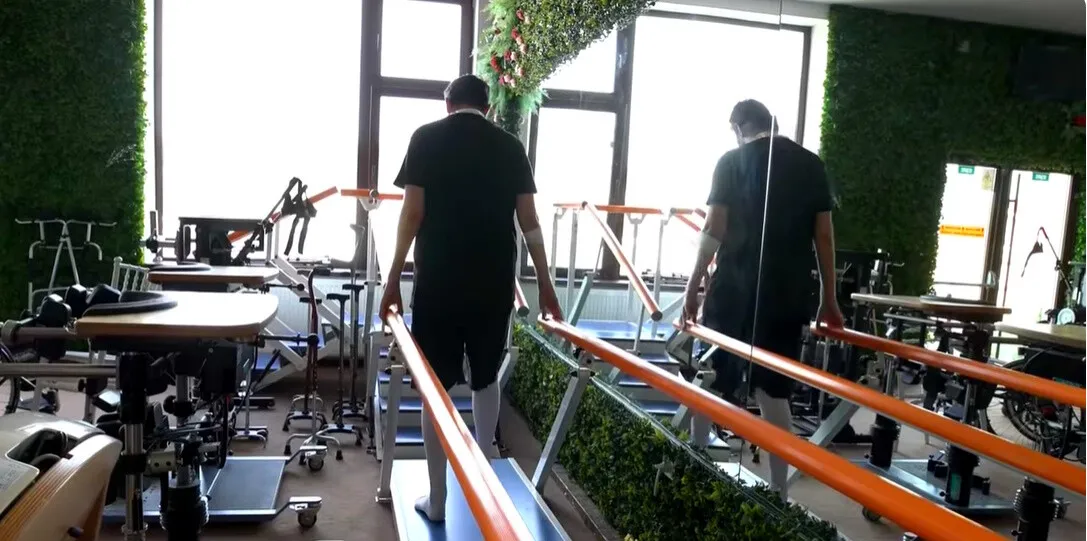 Din nou în picioare: povestea unui tânăr care a învins paralizia, la Spitalul de Recuperare Medicală ”Sfântul Sava cel Sfințit”