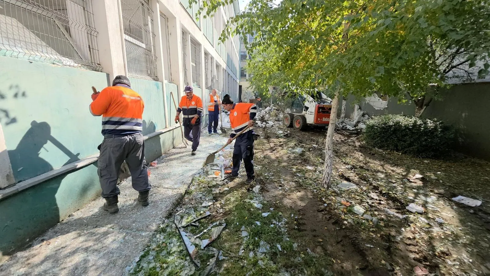 FOTO Au început reparațiile la Liceul Dimitrie Bolintineanu afectat de explozia din Rahova. Primăria Sectorului 5 anunță primele măsuri