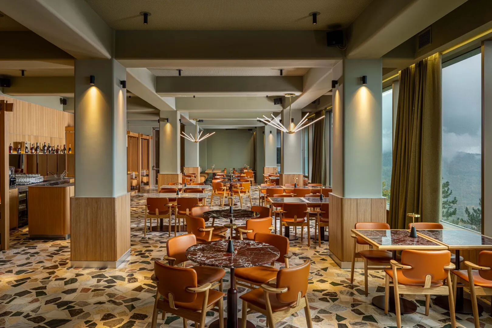 FOTO Simbolurile Brașovului prind din nou viață, Telecabina Tâmpa și Restaurantul Panoramic se redeschid