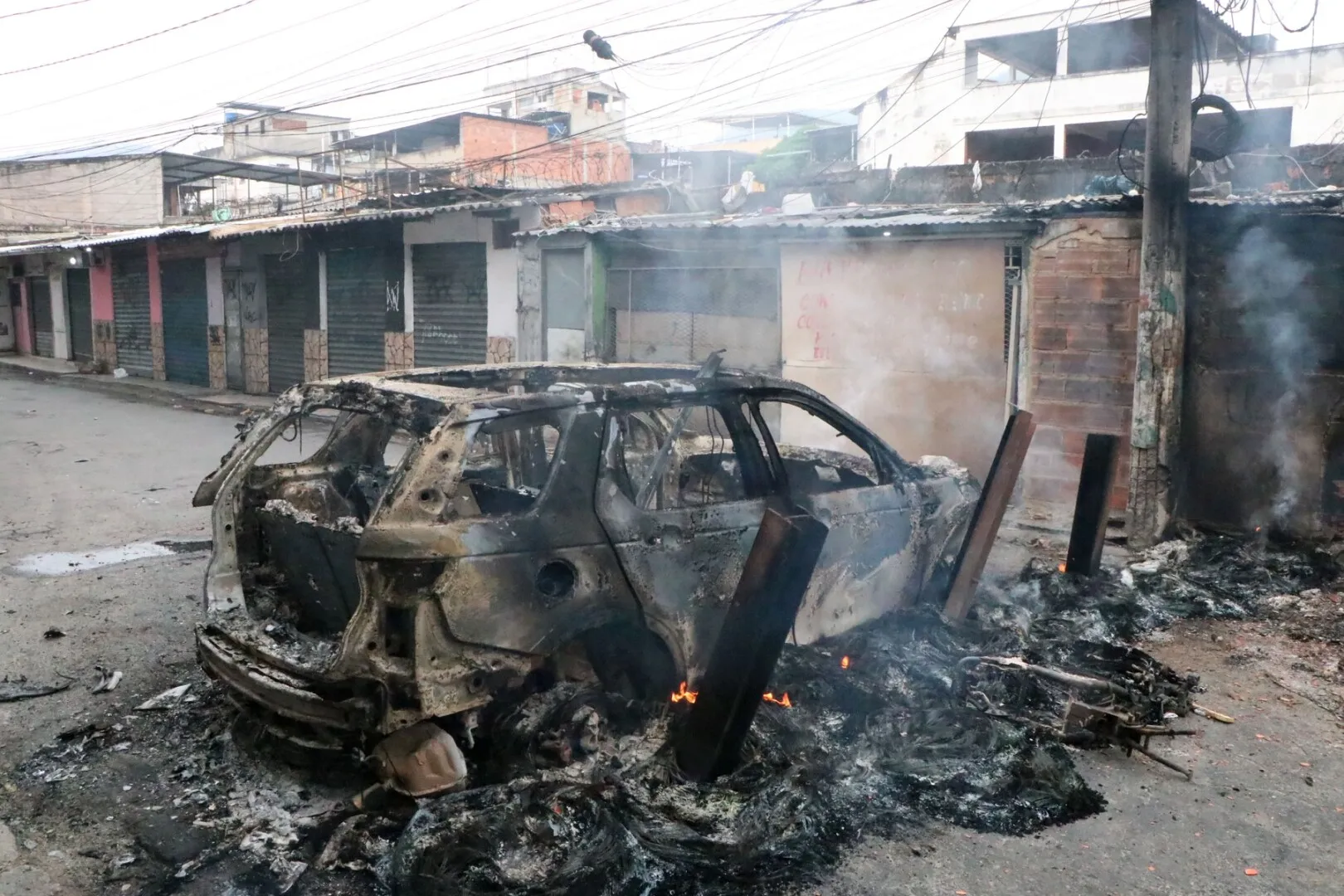 VIDEO Rio de Janeiro este în flăcări: Un război în toată regula se duce pe străzile capitalei. Zeci de morți, în doar o oră