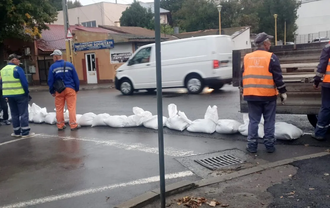 'Nu sunt bunuri comune la cheremul cetăţenilor!' Primăria Constanţa, reacție după ce mai mulţi saci cu nisip destinați zonelor inundate au fost furaţi