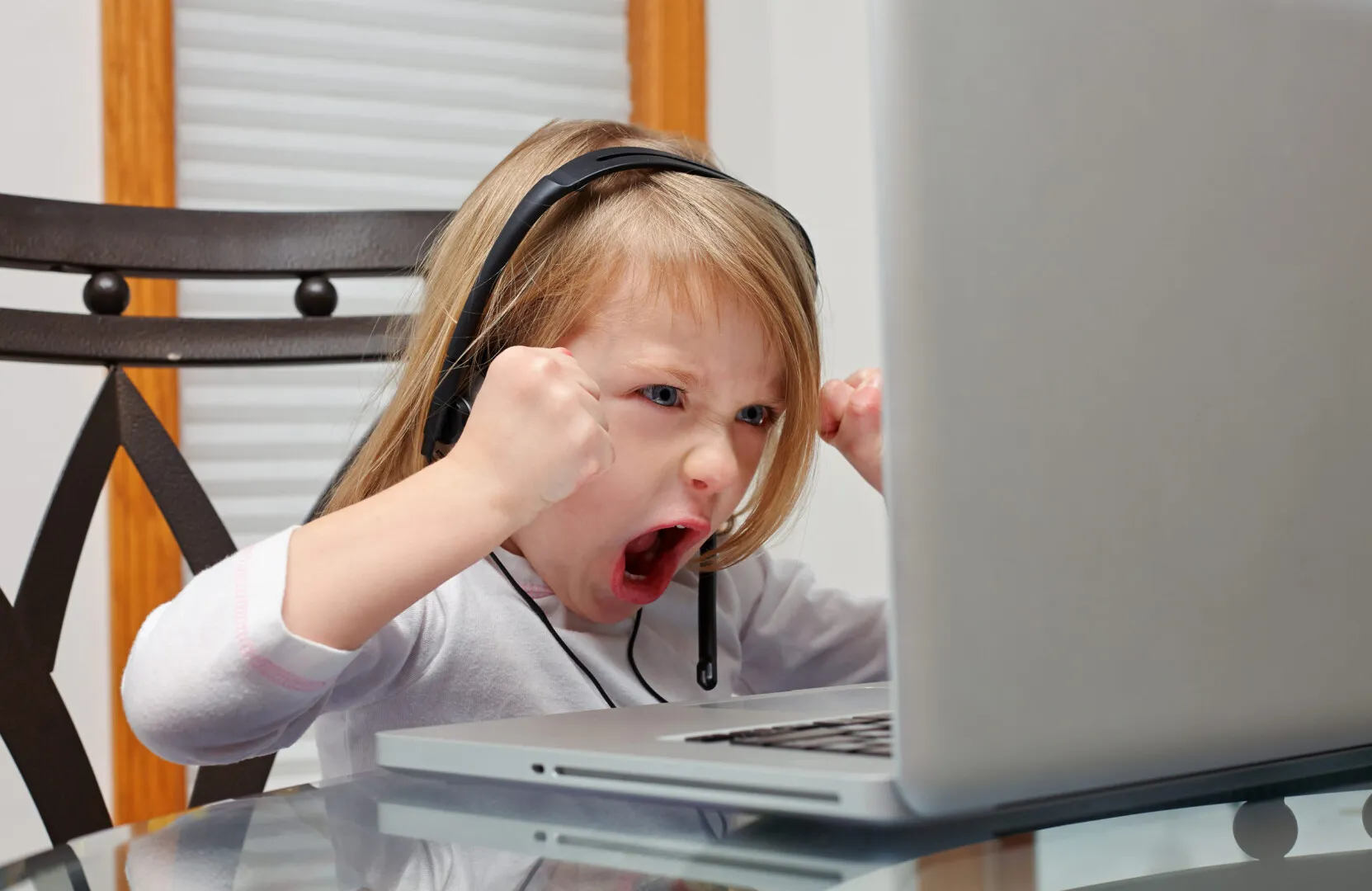 ”Sănătatea mintală în era digitală” - Pot fi tratate în România bolile mintale cauzate de adicțiile din mediul online?