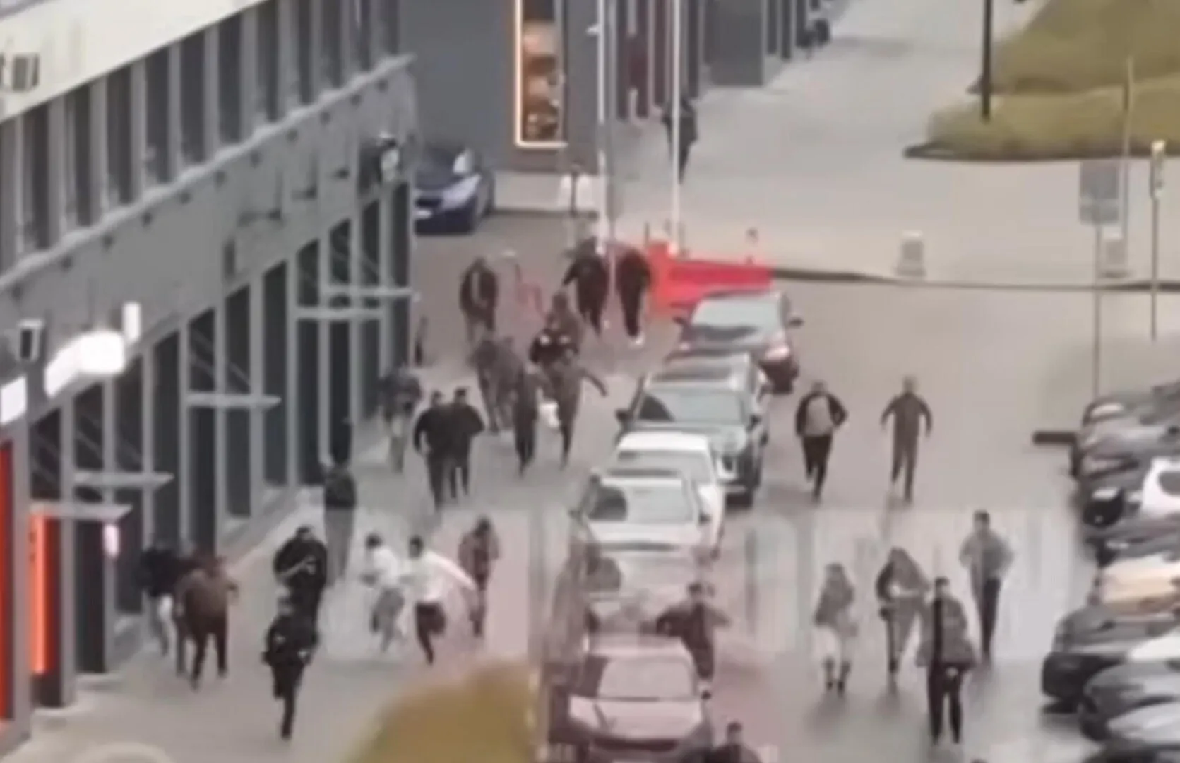 VIDEO Ce se întâmplă la Moscova? Un grup de persone misterioase, înarmate cu lopeți și bare de fier, terorizează locuitorii