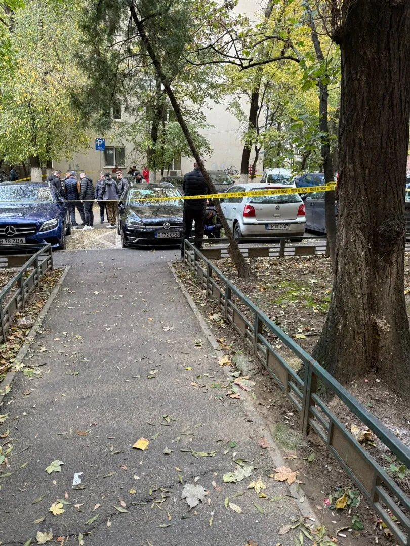 FOTO Focuri de armă în Sectorul 6 al Capitalei! Poliția, în alertă — un autoturism, găsit avariat
