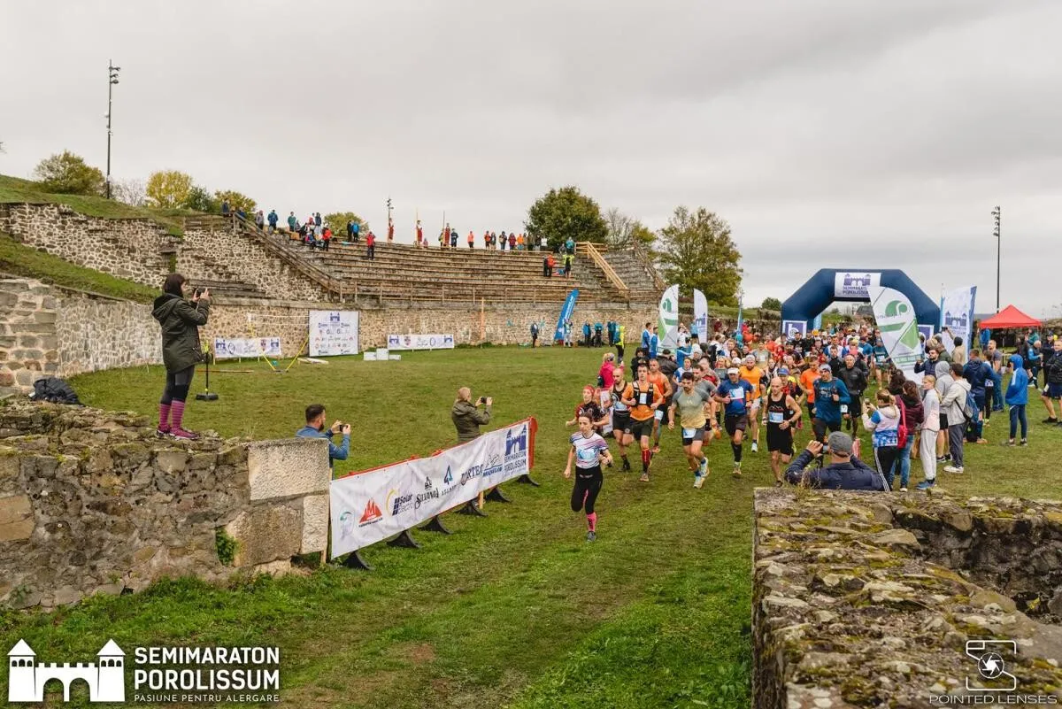 Semimaratonul Porolissum: Peste 500 de alergători s-au întrecut pe trasee montane dificile, în ciuda vremii nefavorabile