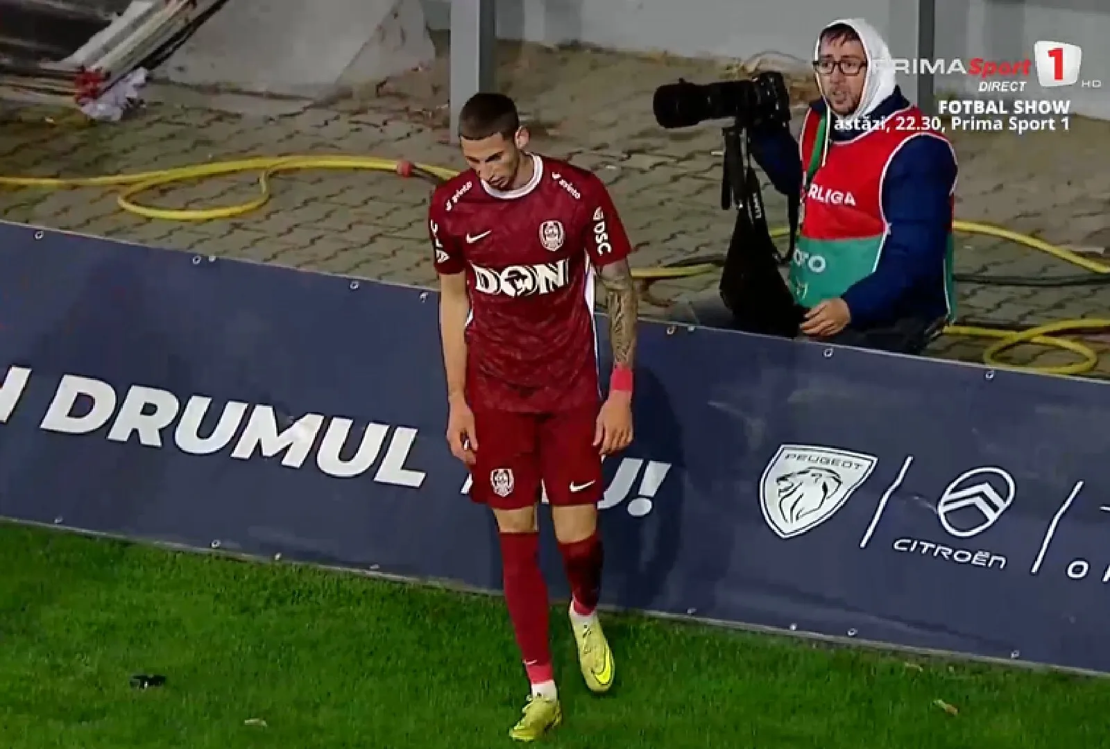 Imagini incredibile la Petrolul - CFR Cluj. Un fotbalist a fost la un pas să-i distrugă laptopul unui fotograf