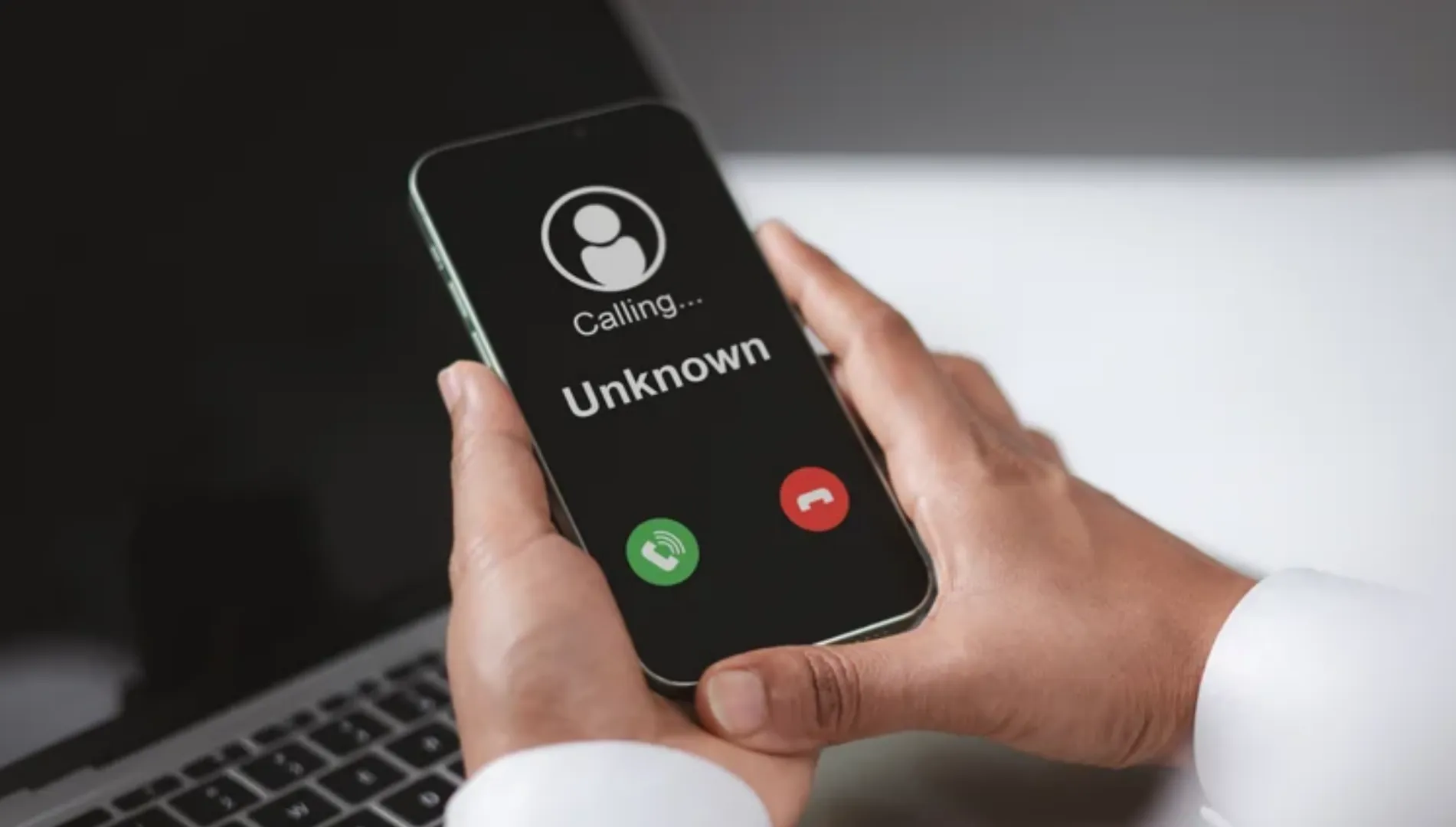 Ce se întâmplă când raportezi un număr ca spam sau junk pe telefonul tău mobil