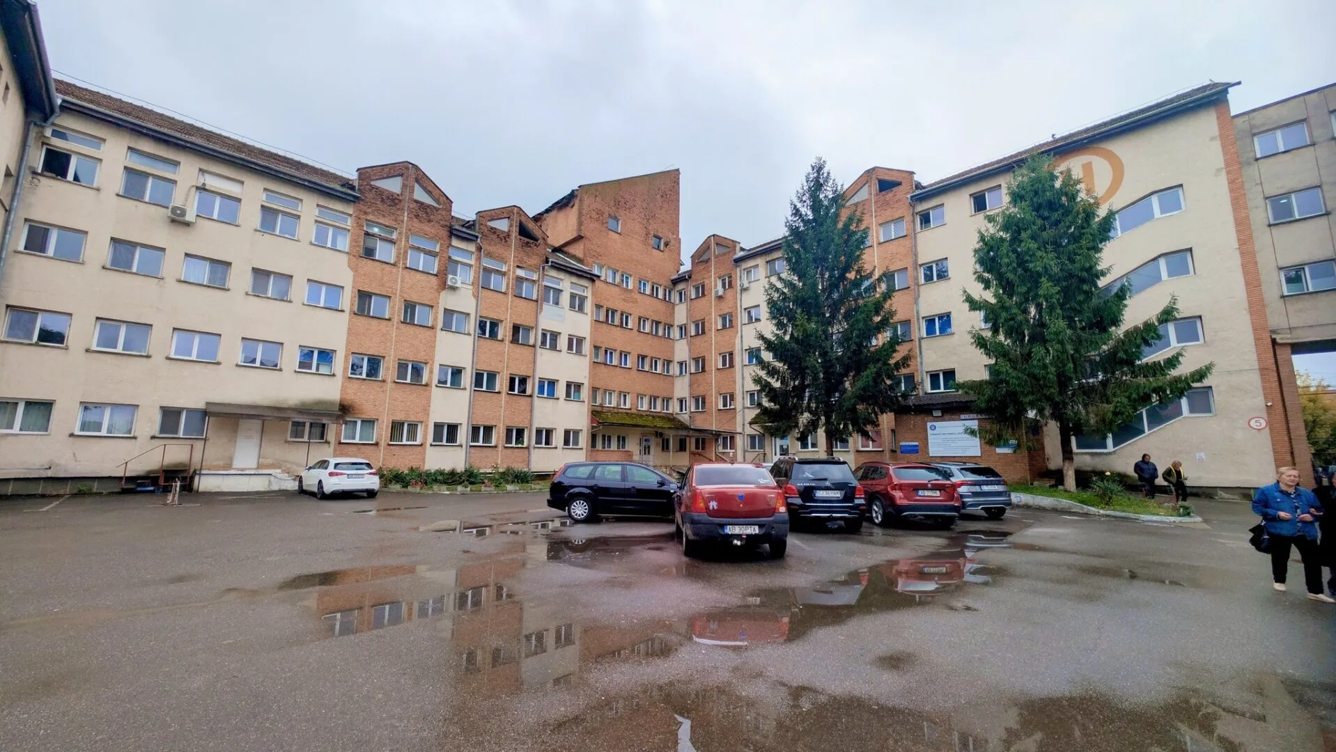 FOTO Așternuturi pătate la Spitalul Aiud: DSP declansează un control după imagini apărute în mediul online