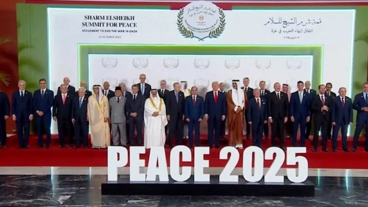 Fotografie de grup: Trump, înconjurat de lideri mondiali și de președintele FIFA, în Egipt