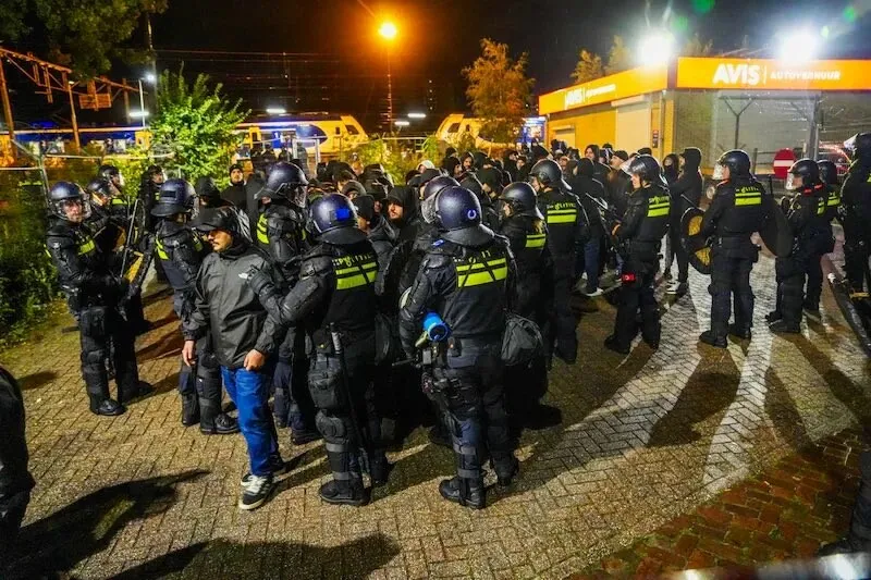 VIDEO Scandal înaintea meciului PSV - Napoli. 230 de suporteri italieni au fost arestați