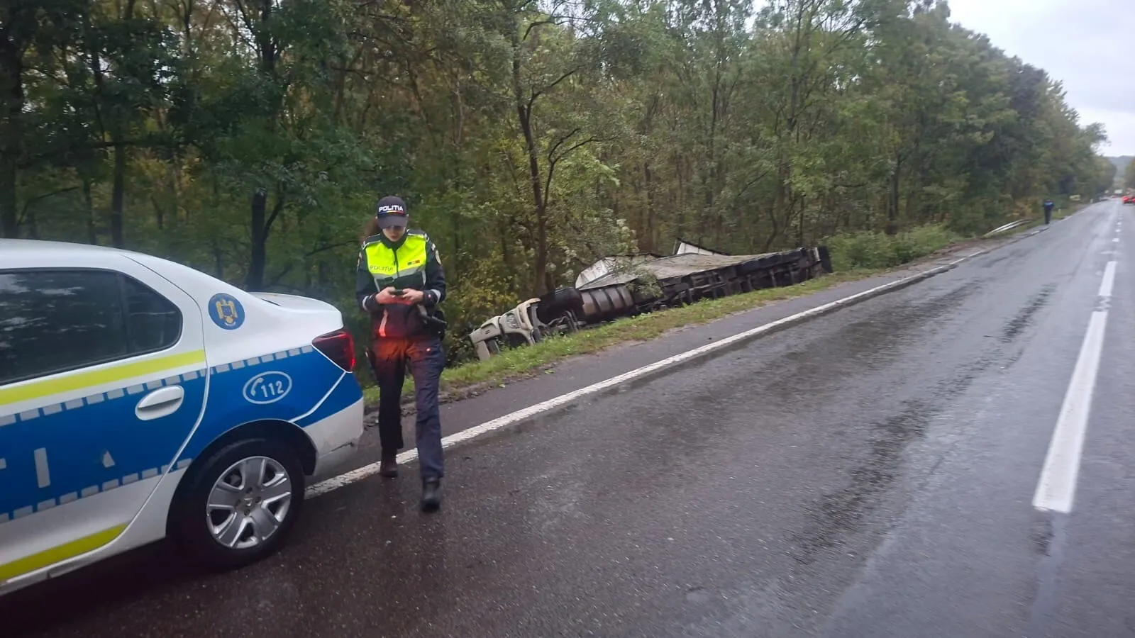 FOTO | TIR încărcat cu pui, răsturnat pe DN 24. Șoferul a părăsit locul accidentului