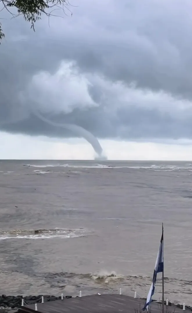 VIDEO Furia dezlănțuită a naturii face prăpăd în frumoasele stațiuni turistice din Bulgaria: Tornadă pe mare, potop pe uscat și ninsori abundente