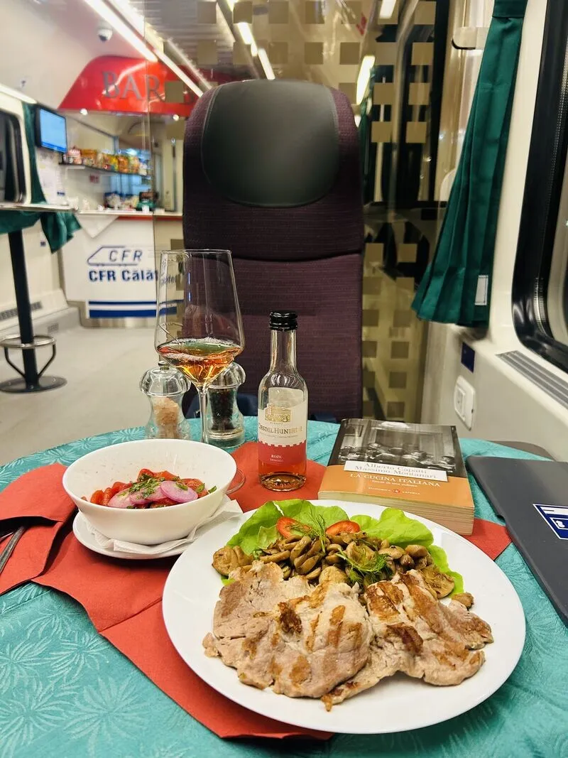 CFR Călători introduce vagoane bar-bistro. Cât costă o cafea sau o friptură în tren