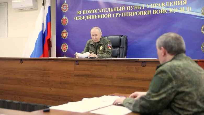 Vladimir Putin a apărut din nou în uniformă militară. Trei posibile explicații pentru apariția care a stârnit valuri la Moscova. Mesaj de forță sau semn de slăbiciune?