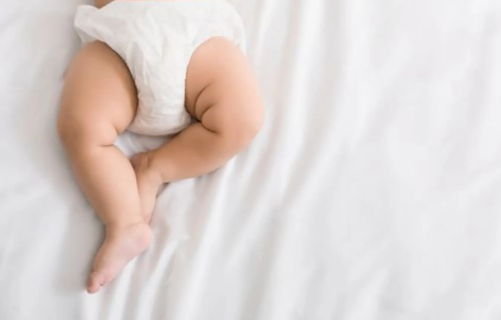 Sfatul care a aprins dezbateri globale: părinții vor trebui să ceară voie bebelușului înainte să-i schimbe scutecul