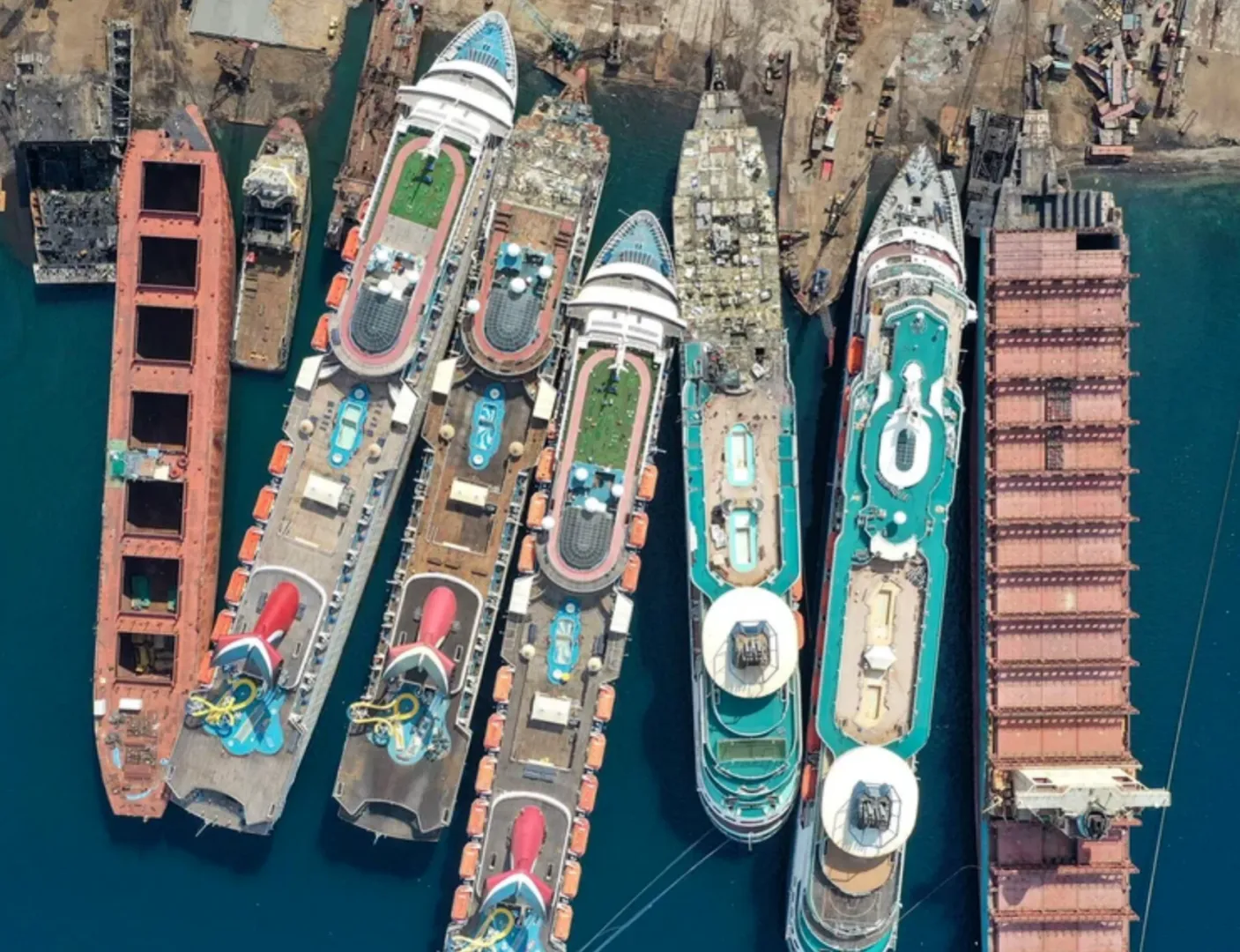 Un turc surprinde o imagine, la limita legalității, care spune mai mult decât o mie de cuvinte, despre ceea ce s-a întâmplat în timpul pandemiei Covid-19